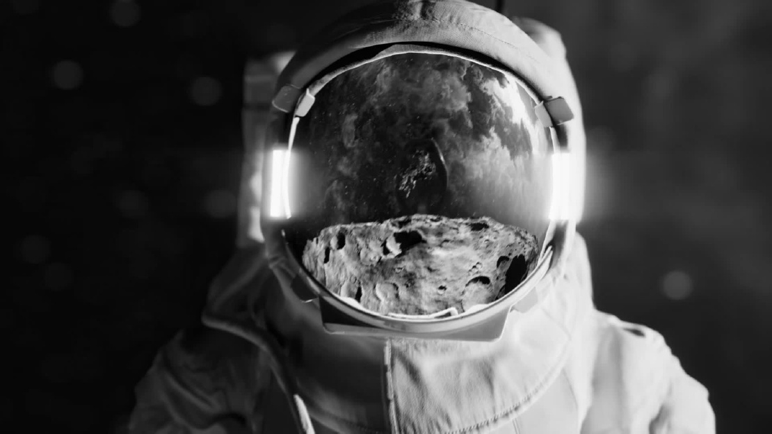 Astronaut, der auf die Erde schaut