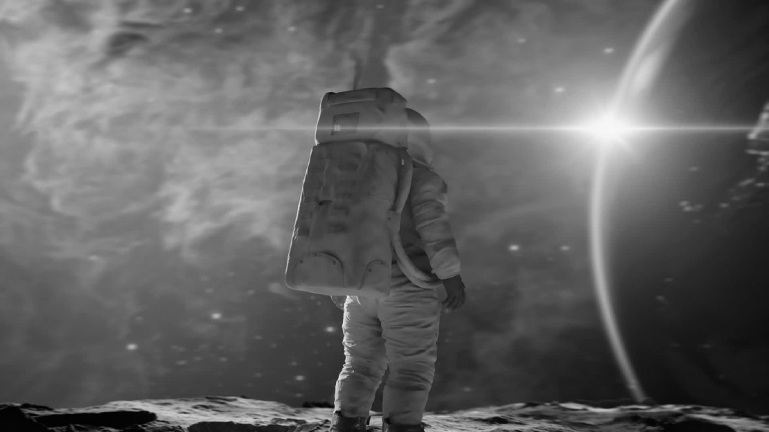 Astronaut, der auf die Erde schaut