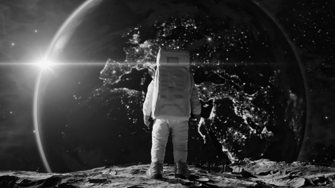 Astronaut, der auf die Erde schaut